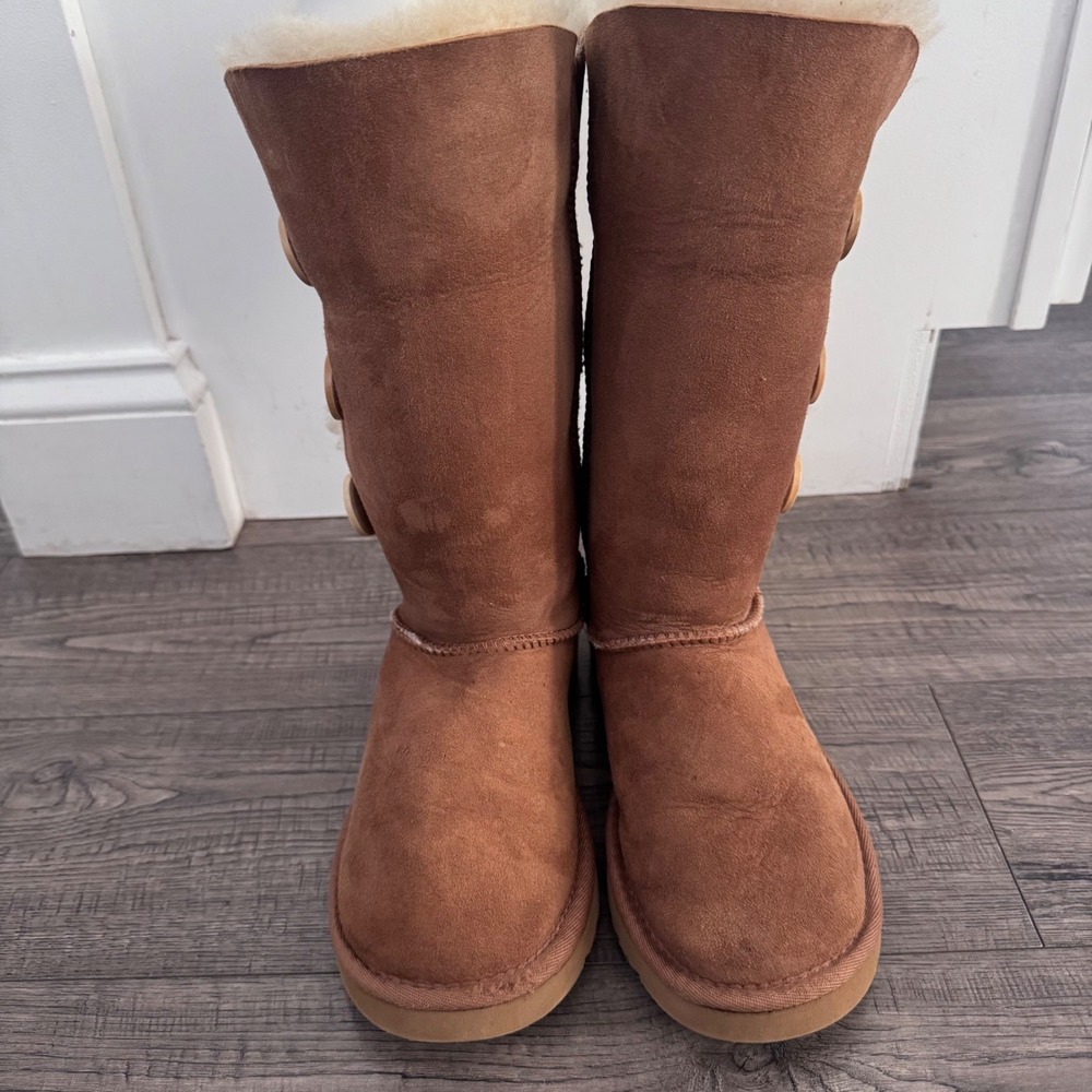 UGG Australia Bailey Button Triplet Tall Chestnut Brown Suede Boots Womens 7